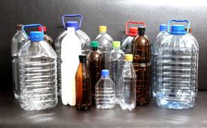 Пластиковые бутылки не только засоряют квартиру, но и портят общий вид. Замените их красивыми стеклянными ёмкостями и глиняными горшками для цветов