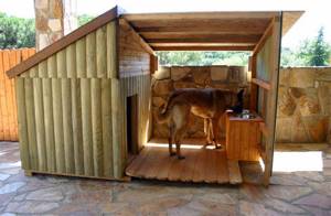 Деревянная будка для овчарки с местом для кормления