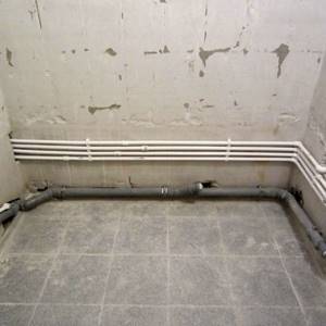 При ремонте в ванной комнате лучше сразу заменить старые металлические трубы на пластиковые