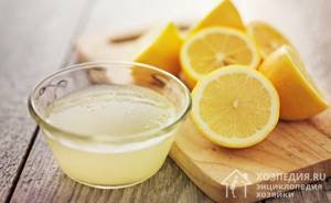 Для очистки душевой кабинки в качестве альтернативы лимонной кислоте используйте сок лимона
