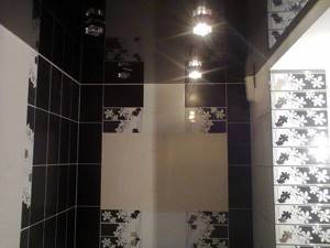 Использование черного глянцевого потолка в дизайне ванной