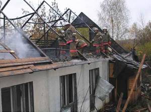 Частичное повреждение дома в следствие пожара
