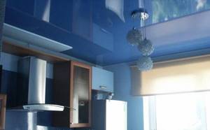 синий потолок на кухне