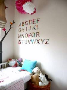 Английский алфавит из цветного текстиля в детской комнате