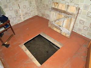 Отставной люк в подполье в деревянном полу