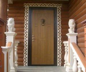 Деревянно-металическая дверь в частный дом