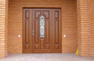 Деревянные входные двери для частного дома: 4 вида моделей