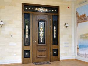 Деревянные входные двери для частного дома: 4 вида моделей