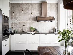 Дизайн кухни в скандинавском стиле с узорчатой плиткой