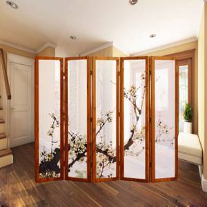 Поможет в зонировании спальни популярный атрибут восточного стиля: бумажные или деревянные ширмы