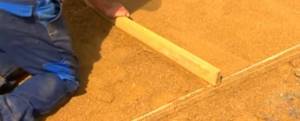 Выравнивание слоя песка