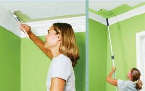 Как красить обои на потолках, чтобы не испачкать стены