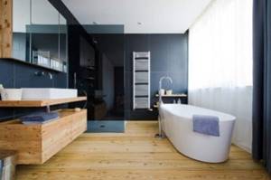 Деревянные полы и элементы декора в ванной комнате