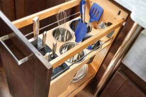 Правильное и удобное размещение кухонной утвари играет очень важную роль при приготовлении пищиФОТО: woodweb.com