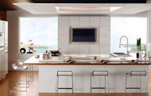 Вдохновляющий стиль кухни в белоснежном исполнении с видом на море