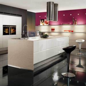 Стильный дизайн кухни с контрастной отделкой в розовом цвете