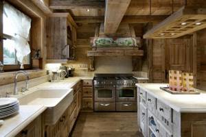 Идеи по созданию интерьера кухни гостиной в деревянном доме: Обзор