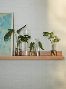 Деревянная рама для картин МОЛЕРОС на стене с тремя современными вазами и одной вазой-подсвечником ИКЕА ПС с небольшими растениями.