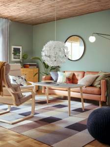 Гостиная с диваном, журнальным столиком, двумя креслами ПОЭНГ (светло-коричневым и белым) с каркасом из гнутого светлого дерева.