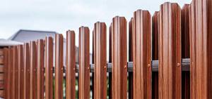 Вертикальный забор из металлических штакетин