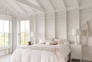 Окрашенные деревянные стены в спальне частного дома