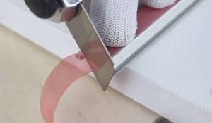 наклейка двухстороннего скотча на угловой профиль для светодиодной ленты