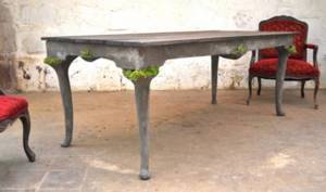 Бетонный стол, стилизованный под деревянный