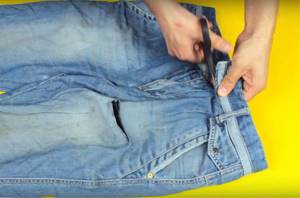 Для рабочего органайзера вам придётся разрезать старые джинсы по линии пояса. Желательно подобрать брюки, подходящие вам по размеру, чтобы пояс в застёгнутом виде и не жал вам, и не висел слишком свободно