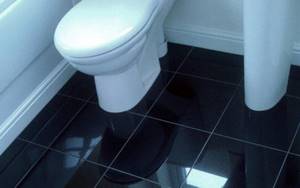 укладка плитки на пол в туалете по прямой