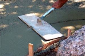 Монтаж крыльца из бетона – заглаживание поверхности