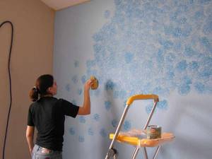 Как необычно покрасить стену своими руками с использованием подручных материалов. Интересные идеи дизайнеров