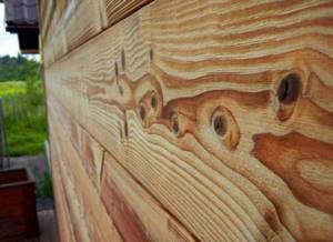 Улучшить качество деревянной поверхности можно отшлифовав древесину после нанесения грунтовки