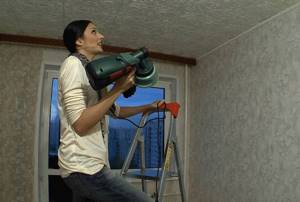 Окраска потолочной плитки с помощью краскопульта