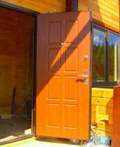 Монтаж входной двери в деревянном доме