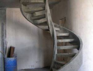 Бетонная лестница в гараже