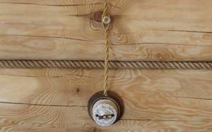 Как правильно проложить проводку в деревянном доме: Инструкция