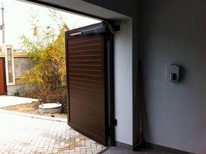 Автоматические распашные ворота для гаража