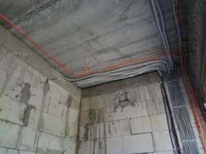 Как провести проводку под натяжным потолком