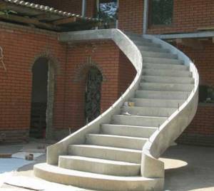 Бетонная лестница снаружи дома