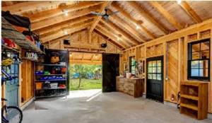 Большой деревянный гараж изнутри