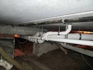 Разводка труб канализации в подвале должна быть качественной и аккуратной