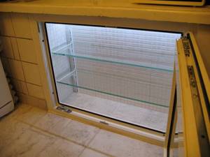 холодильник под окном с внутренней отделкой