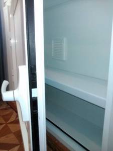 вентиляционное отверстие холодильника под окном