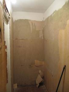 До основания стены и потолок можно не счищать, но избавиться от плохо держащейся штукатурки придется
