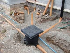 При устройстве ливневой канализации возле дома лучше использовать пластиковые трубы для наружного применения
