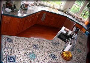 Столешница из плитки мозаики на кухню