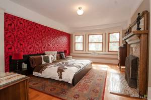 Стена с красными обоями в просторной спальне