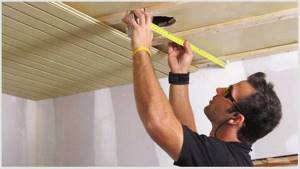 Как сделать отделку деревянного потолка в каркасном доме: лучшие варианты, инструкция