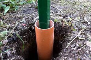 Использование канализационной трубы для установки заборного столба