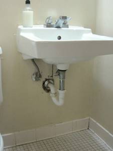 Как скрыть трубы в ванной без каркаса? Лучшие способы